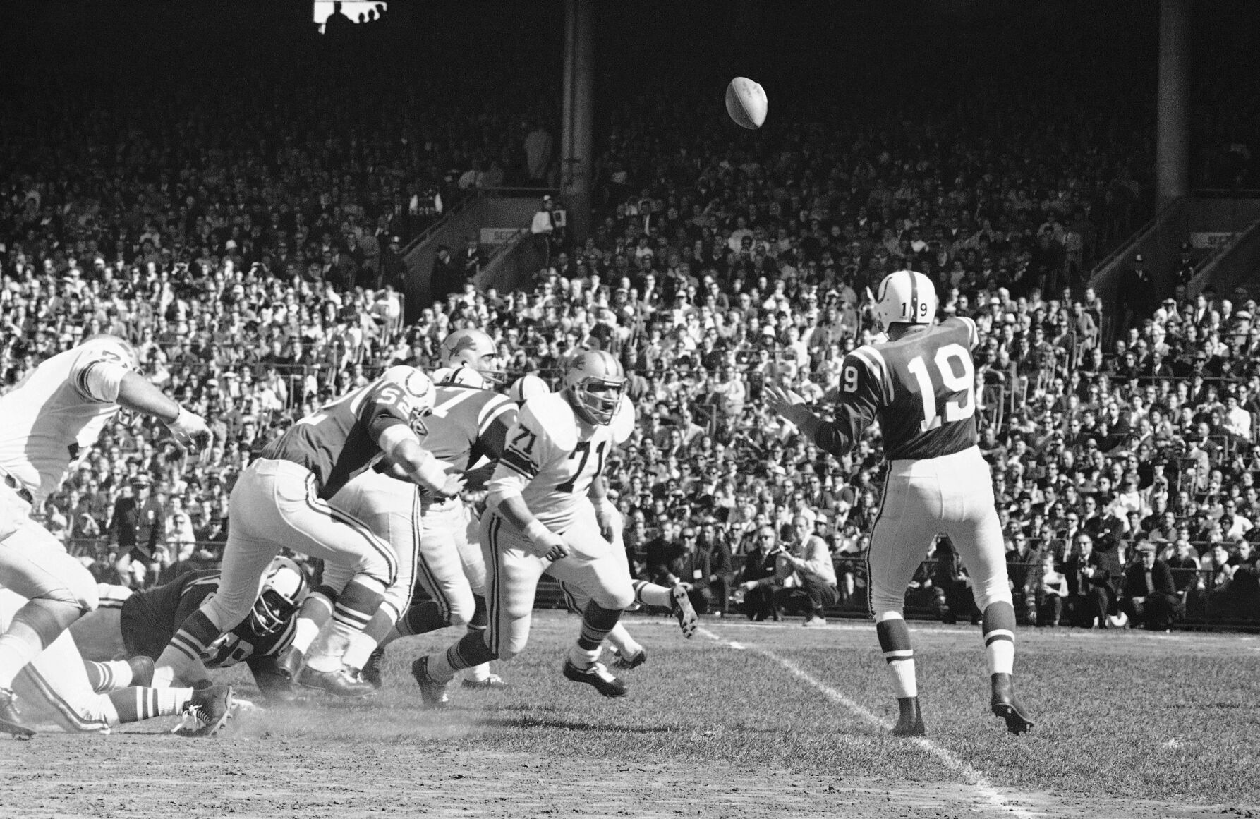 1967: Johnny Unitas passes for 401 yards, 2 TDs